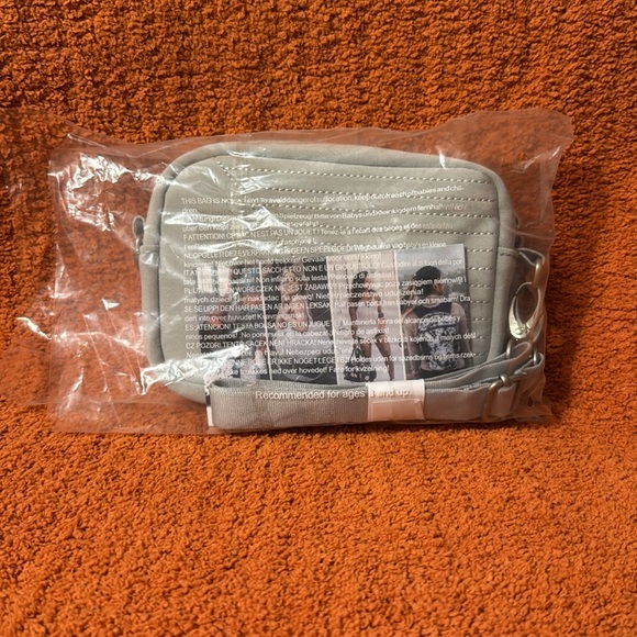 NWT Vooray Sidekick Crossbody Bag in Gray - Picture 2 of 5